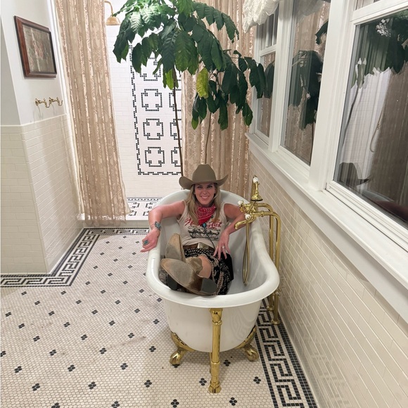 Meet your Posher, Heather - Picture 1 of 1